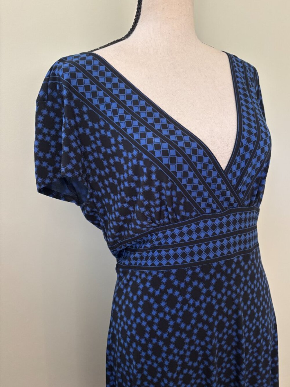 Maggy London Blue & Black Geometric Faux-Wrap Dress — Size 10 Like New - Picture 2 of 4